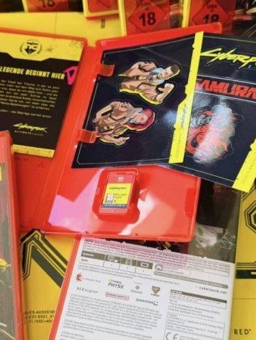Cyberpunk 2077 Ultimate Edition per Nintendo Switch 2 con card adesivi e messaggio speciale