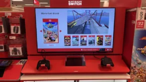 Postazione demo Nintendo Switch 2 con Mario Kart World su schermo e due controller