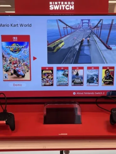 Postazione demo Nintendo Switch 2 con Mario Kart World su schermo e due controller
