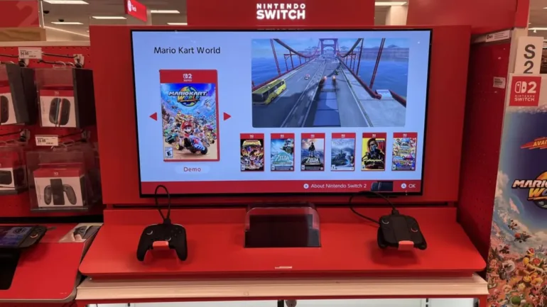 Postazione demo Nintendo Switch 2 con Mario Kart World su schermo e due controller