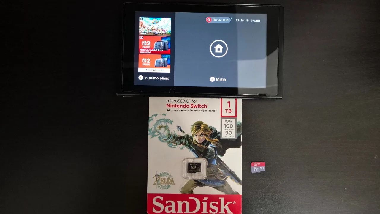 Nintendo Switch con schermata home, confezione SanDisk MicroSDXC Zelda Edition 1TB e scheda microSD per espansione memoria console