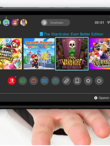 Una mano tiene una Nintendo Switch 2 con lo schermo che mostra la schermata di selezione dei profili utente, con diverse icone colorate e nickname, a simboleggiare la personalizzazione per ogni giocatore.