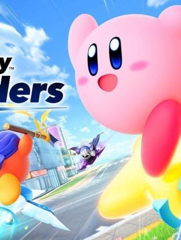Una scena di gameplay frenetica di Kirby Air Riders, che mostra Kirby e altri personaggi su vari veicoli che usano le loro abilità in una pista colorata, con il logo di Nintendo Switch 2.