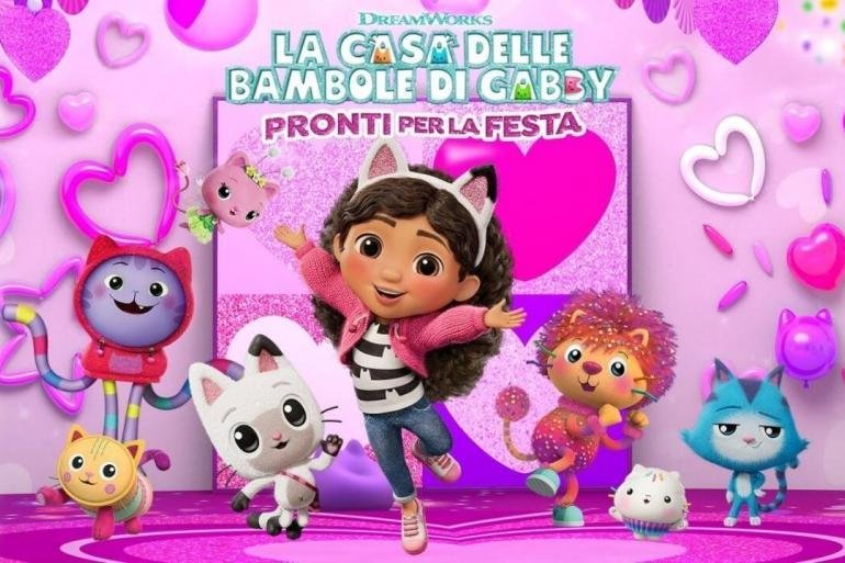 Gabby e Pandy Panda in una stanza colorata della casa delle bambole, pronti per una festa, con il logo del gioco e della Nintendo Switch in primo piano.