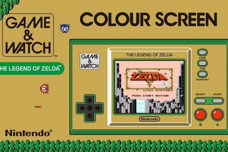 Una foto ravvicinata della confezione Game & Watch: The Legend of Zelda che mostra il gioco in esecuzione, con il logo di Zelda e l'iconica Triforza.