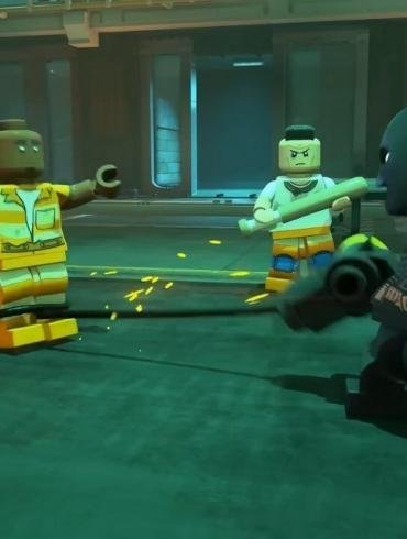 Una scena di combattimento di LEGO Batman L'Eredità del Cavaliere Oscuro, che mostra un'azione fluida e dinamica, con un'ispirazione visiva dalla serie Arkham.