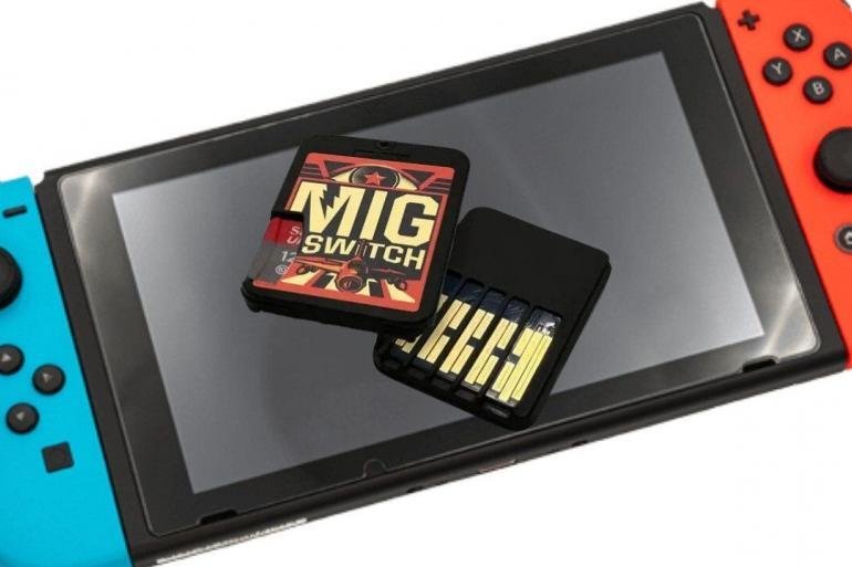 Una foto ravvicinata di una cartuccia MIG Switch con una scheda microSD inserita, sullo sfondo una Nintendo Switch.