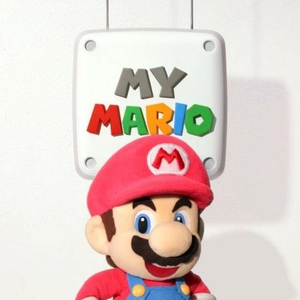 Una rappresentazione colorata e allegra di Mario Peluche in stile stop motion, con il logo di MyMario il simbolo per indicare il lancio dei video.