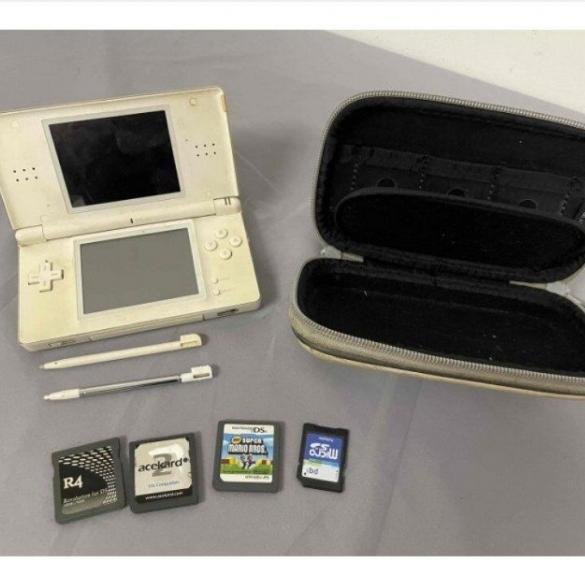 Una foto di un bundle per Nintendo DS che include una flash card R4, a simboleggiare l'asta governativa per il set di giochi e console.