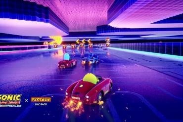 Un'immagine che mostra PAC-MAN in un kart su una pista ispirata ai suoi giochi, in competizione con Sonic e gli altri personaggi.