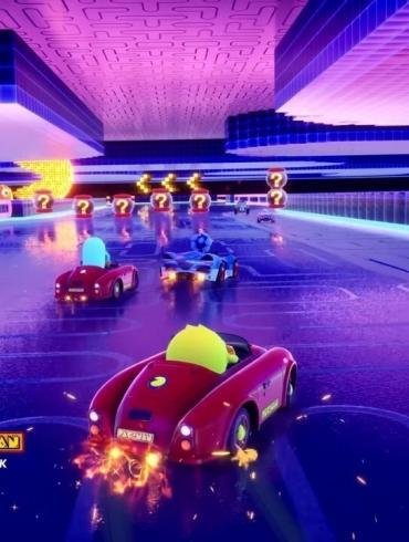 Un'immagine che mostra PAC-MAN in un kart su una pista ispirata ai suoi giochi, in competizione con Sonic e gli altri personaggi.