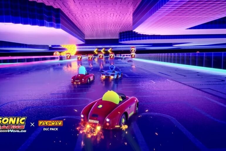 Un'immagine che mostra PAC-MAN in un kart su una pista ispirata ai suoi giochi, in competizione con Sonic e gli altri personaggi.