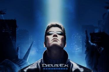 Un'illustrazione che mostra il protagonista di Deus Ex, JC Denton, con occhiali da sole scuri e un cappotto lungo, mentre si trova in un'ambientazione futuristica e cyberpunk illuminata da luci al neon rosse e blu.