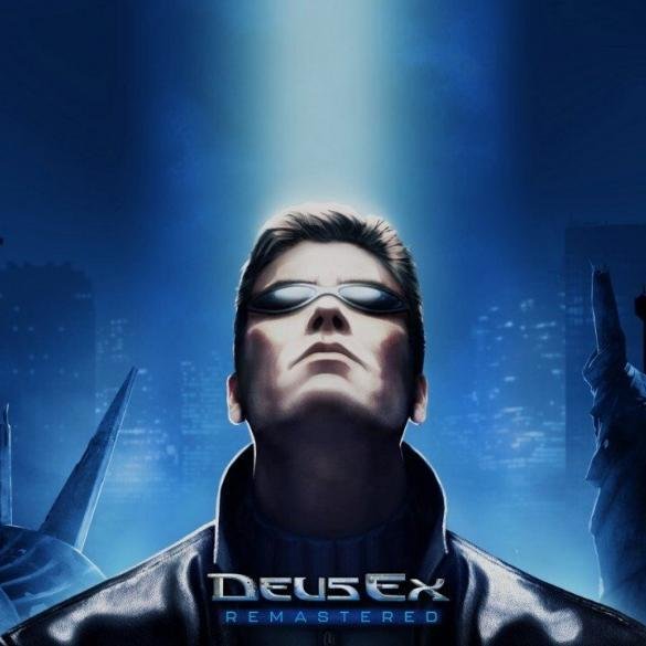 Un'illustrazione che mostra il protagonista di Deus Ex, JC Denton, con occhiali da sole scuri e un cappotto lungo, mentre si trova in un'ambientazione futuristica e cyberpunk illuminata da luci al neon rosse e blu.