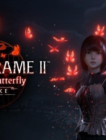 Un'immagine inquietante di una delle sorelle gemelle, Mio, che usa la Camera Obscura in un villaggio misterioso, con il logo di Fatal Frame II: Crimson Butterfly REMAKE