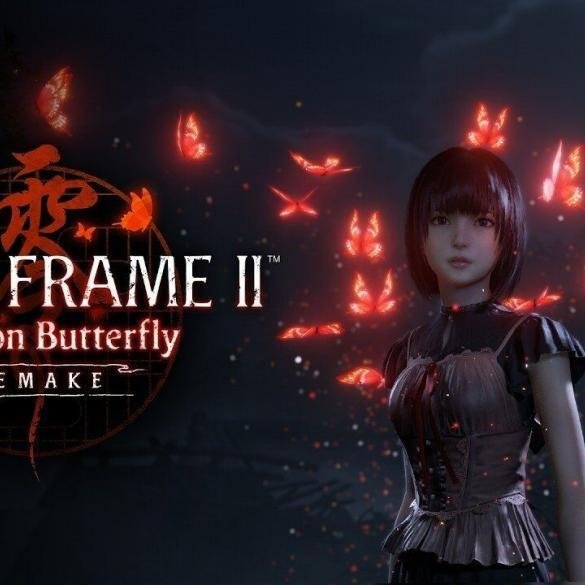 Un'immagine inquietante di una delle sorelle gemelle, Mio, che usa la Camera Obscura in un villaggio misterioso, con il logo di Fatal Frame II: Crimson Butterfly REMAKE