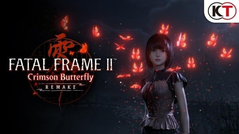 Un'immagine inquietante di una delle sorelle gemelle, Mio, che usa la Camera Obscura in un villaggio misterioso, con il logo di Fatal Frame II: Crimson Butterfly REMAKE