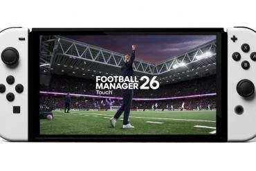 Un allenatore su un campo di calcio, con lo schermo di gioco di Football Manager 26 Touch sovrapposto