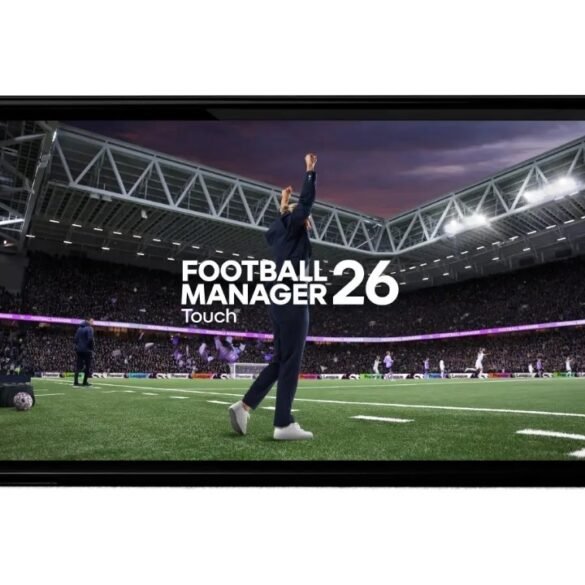 Un allenatore su un campo di calcio, con lo schermo di gioco di Football Manager 26 Touch sovrapposto
