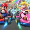 Personaggi iconici di Mario Kart come Mario, Luigi e Peach che gareggiano su una pista colorata e dinamica.