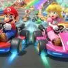 Personaggi iconici di Mario Kart come Mario, Luigi e Peach che gareggiano su una pista colorata e dinamica.