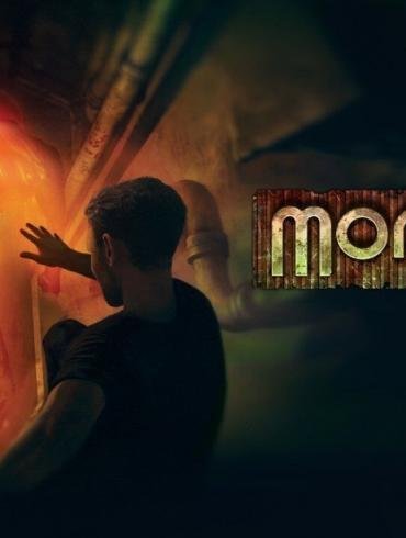 Un'immagine del videogioco Monstrum che mostra un corridoio buio e inquietante all'interno di una nave. In lontananza, si intravede una sagoma minacciosa che bracca il giocatore.