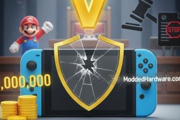 Una sala del tribunale stilizzata. In primo piano, una Nintendo Switch con uno scudo dorato e rotto sul display, simboleggiando la protezione infranta. Accanto alla console, pile di monete d'oro che rappresentano 2.000.000 di dollari. Dalla parte opposta, un martelletto da giudice e un documento con la scritta "STOP" barrata, con il testo "https://www.google.com/search?q=ModdedHardware.com". Mario osserva trionfante sullo sfondo.