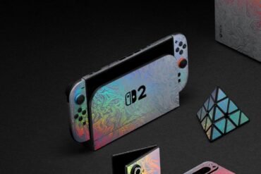 Le nuove skin Holo White e Triple White Damascus applicate su una Nintendo Switch 2, con un design elegante e futuristico.