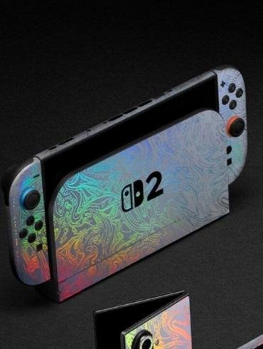 Le nuove skin Holo White e Triple White Damascus applicate su una Nintendo Switch 2, con un design elegante e futuristico.