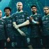 Primo piano della nuova divisa speciale Manchester City PUMA per EA SPORTS FC 26 con stemma metallico e chip NFC visibile.