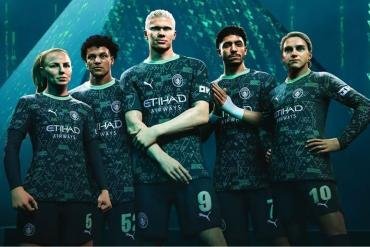 Primo piano della nuova divisa speciale Manchester City PUMA per EA SPORTS FC 26 con stemma metallico e chip NFC visibile.