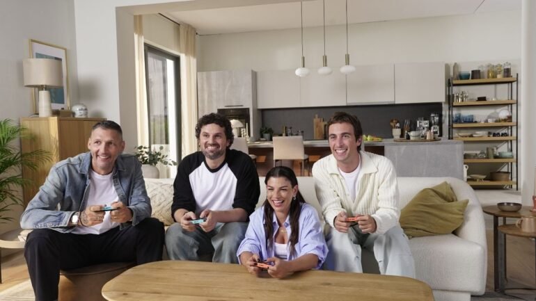 I quattro protagonisti Emma Marrone, Frank Matano, Marco Materazzi e Mattia Stanga giocano insieme a Nintendo Switch 2 in uno degli spot promozionali italiani.