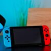 Nintendo Switch su tavolo con schermo nero e tagliere