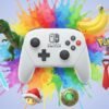 Un controller Nintendo Switch posato su uno sfondo colorato, con giochi sfocati in background