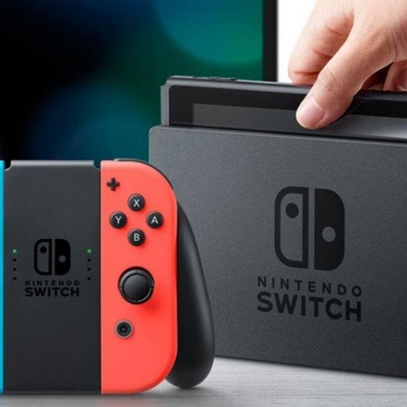 Primo piano della Nintendo Switch con il dock dove una mano vuole rimuoverla dal dock