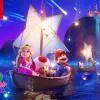 Nintendo Super Mario Galaxy Il Film I personaggi mario, peach e toad sotto una pioggia di stelle in barca