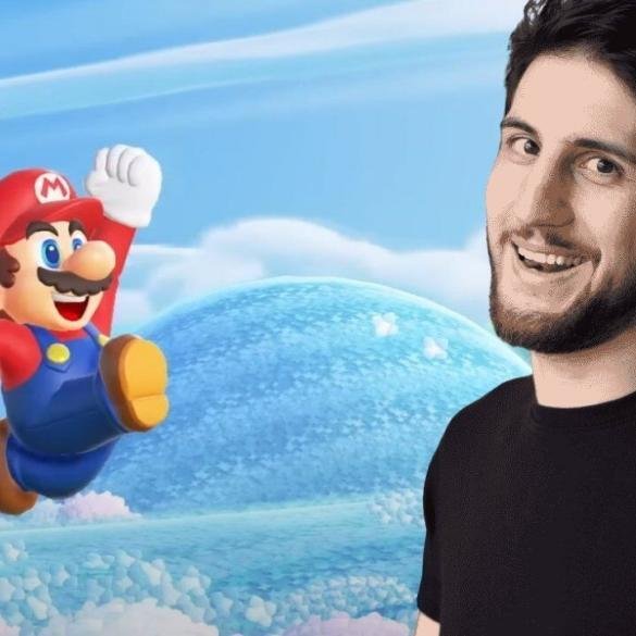 Kevin Afghani su sfondo di super mario che salta felice.