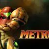 La protagonista Samus Aran è raffigurata al centro mentre indossa la sua celebre Tuta Energia (Varia Suit), caratterizzata dai colori arancione e giallo e dai grandi spallacci circolari.