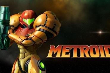 La protagonista Samus Aran è raffigurata al centro mentre indossa la sua celebre Tuta Energia (Varia Suit), caratterizzata dai colori arancione e giallo e dai grandi spallacci circolari.