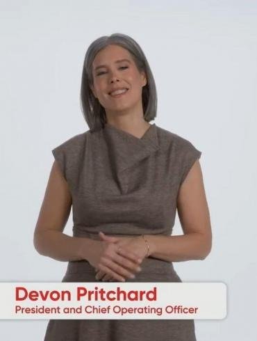 Primo piano di Devon Pritchard, nuova presidente di Nintendo of America, durante il suo intervento video ai New York Game Awards.