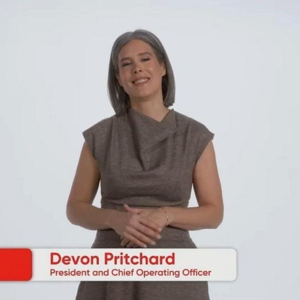 Primo piano di Devon Pritchard, nuova presidente di Nintendo of America, durante il suo intervento video ai New York Game Awards.