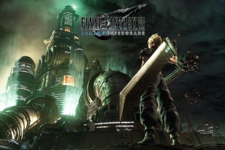 Cloud Strife osserva il reattore Mako di Midgar con la Buster Sword in spalla in FINAL FANTASY VII REMAKE INTERGRADE.