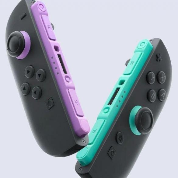 I nuovi Joy-Con 2 nelle colorazioni Viola Chiaro e Verde Chiaro su sfondo neutro.