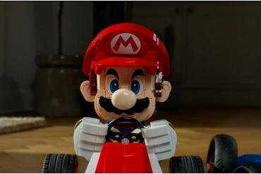 Un dettaglio del teaser di Nintendo che mostra la parte anteriore verde del kart di Luigi accanto al modello LEGO di Mario.
