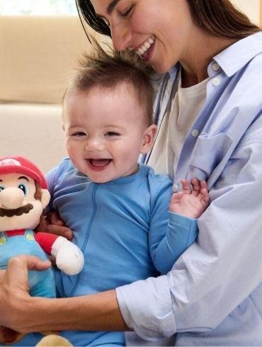 Dettaglio della mano della madre nell'immagine promozionale di My Mario, al centro della polemica sull'uso dell'intelligenza artificiale.