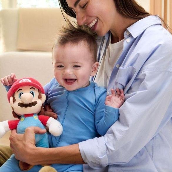 Dettaglio della mano della madre nell'immagine promozionale di My Mario, al centro della polemica sull'uso dell'intelligenza artificiale.