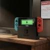 Una Nintendo Switch (modello OLED o standard) inserita nel dock tv con l'icona della batteria in ricarica visibile sullo schermo.