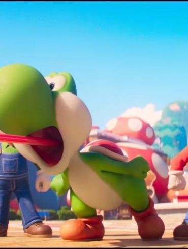 Yoshi allunga la lingua prendendo il Categnaccio nella nuova clip di Super Mario Galaxy Il Film, con Mario e Luigi sullo sfondo.