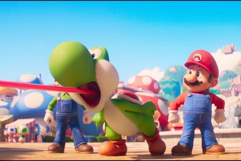 Yoshi allunga la lingua prendendo il Categnaccio nella nuova clip di Super Mario Galaxy Il Film, con Mario e Luigi sullo sfondo.
