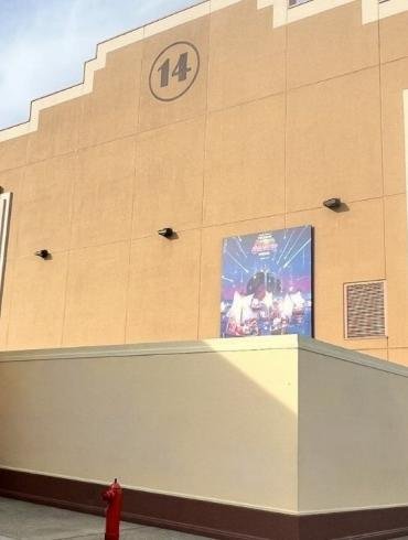 La facciata del Soundstage 14 agli Universal Studios Japan con affisso il poster promozionale di The Super Mario Galaxy Movie.